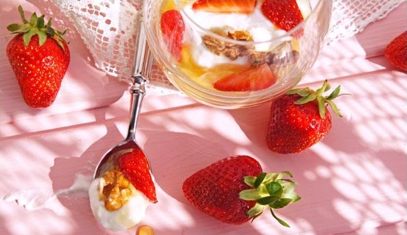 Mézes joghurt tízóraira, uzsonnára, reggelire Mézes joghurt tízóraira, uzsonnára, reggelire